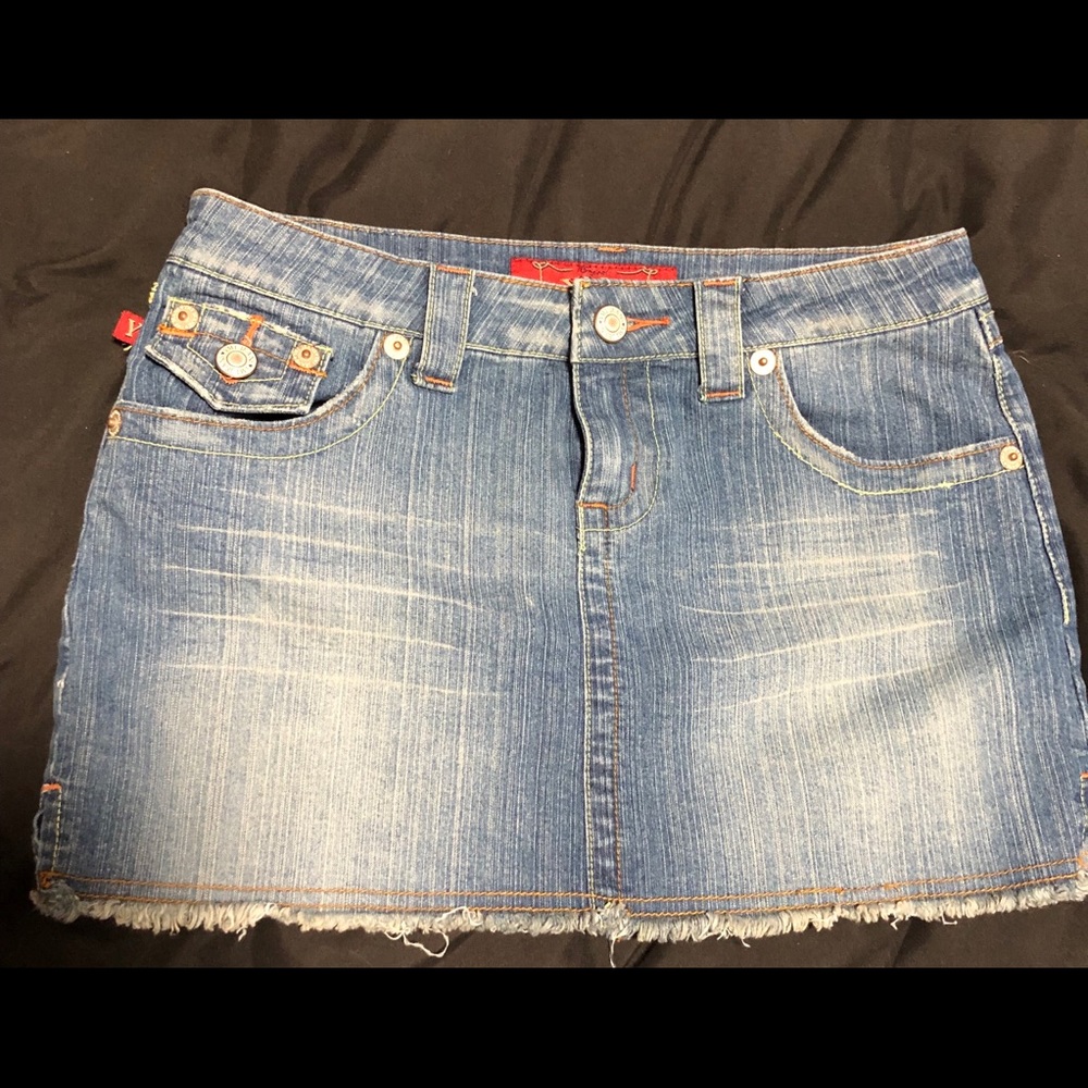Jean skirt w/ frayed detail